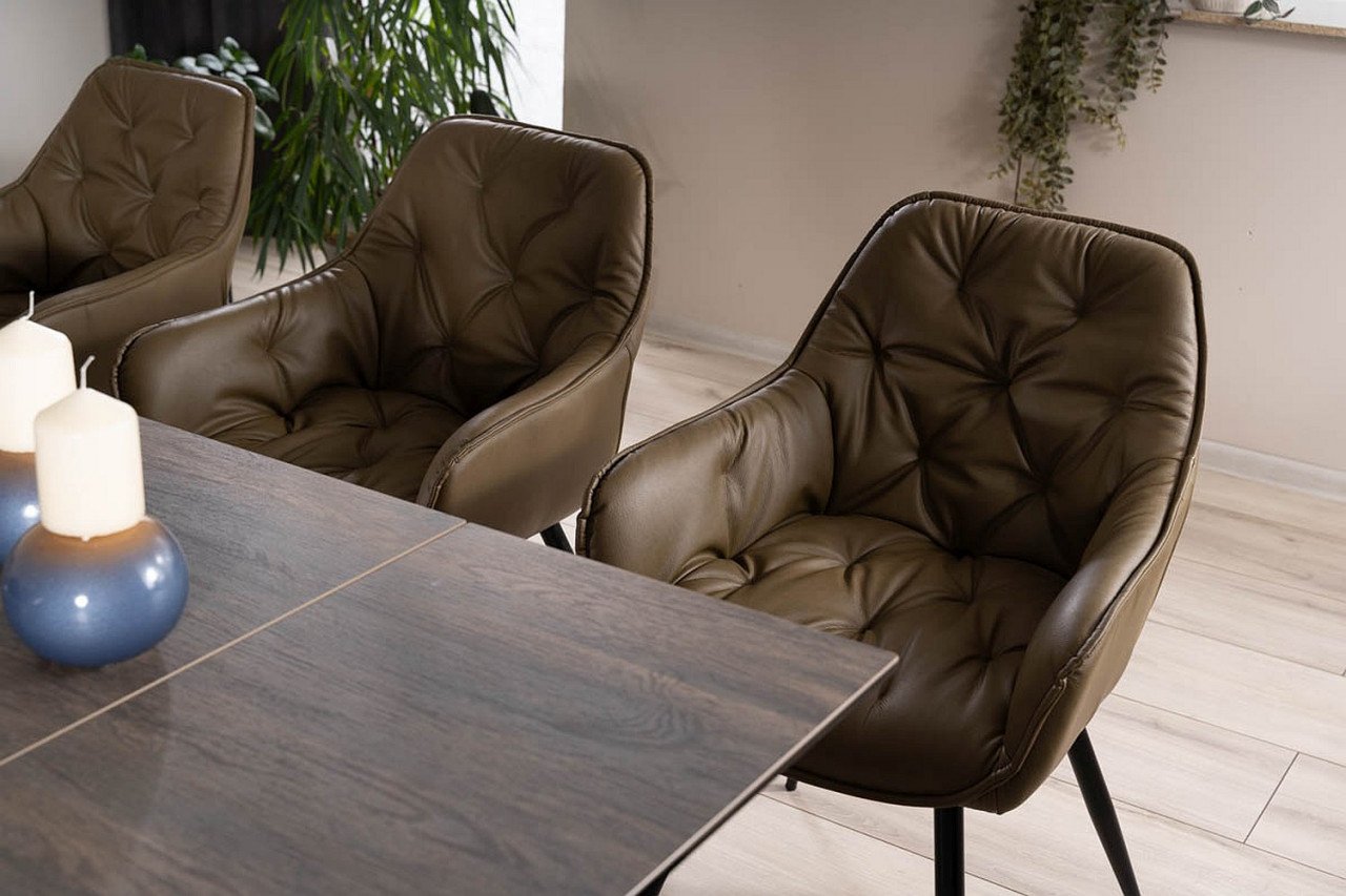 Sedie moderne imbottite abbinate a tavolo da cucina elegante