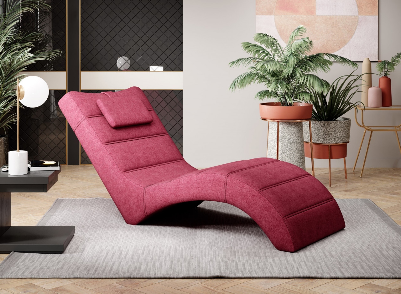 haise longue moderna in un ambiente mix & match con piante e arredi di stili diversi.